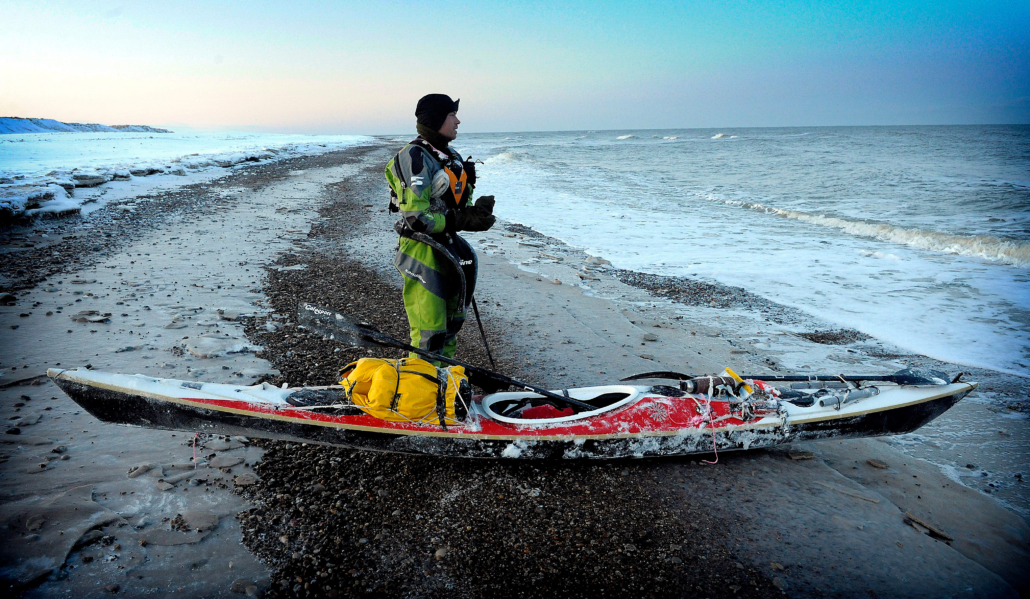 Erik Jørgensen er på vej rundt om Danmark i kajak. Natten mellem fredag og lørdag overnattede han på stranden i Klitmøller. Inden han lørdag roede videre mod Hanstholm