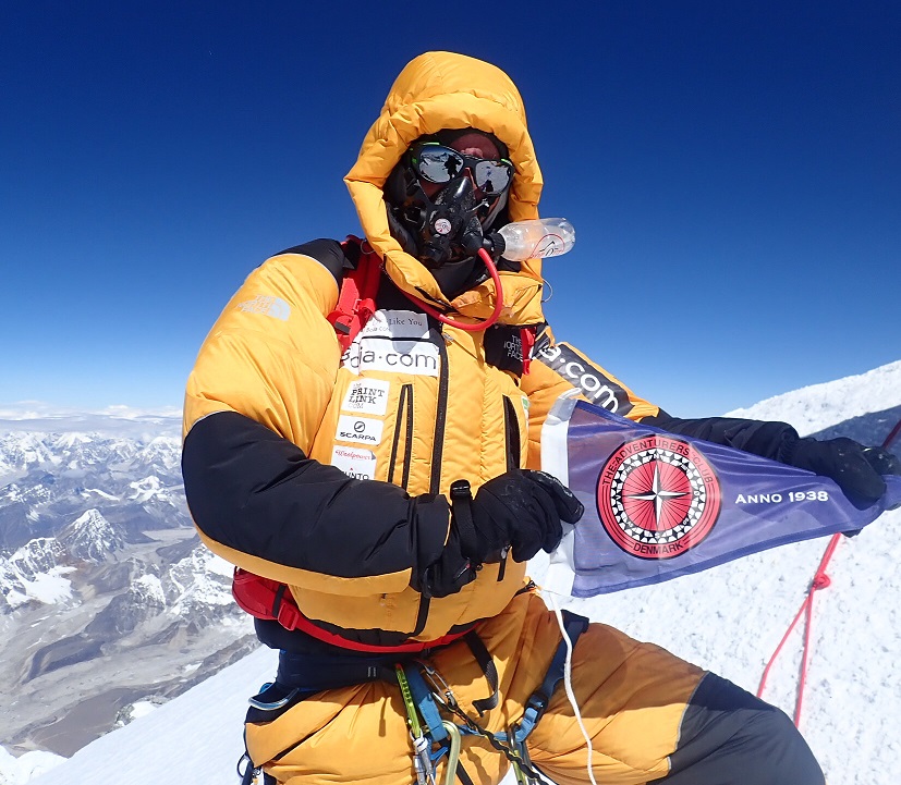Bjergguide Jakob Urth på toppen af Everest med klubflaget 19/5 2018