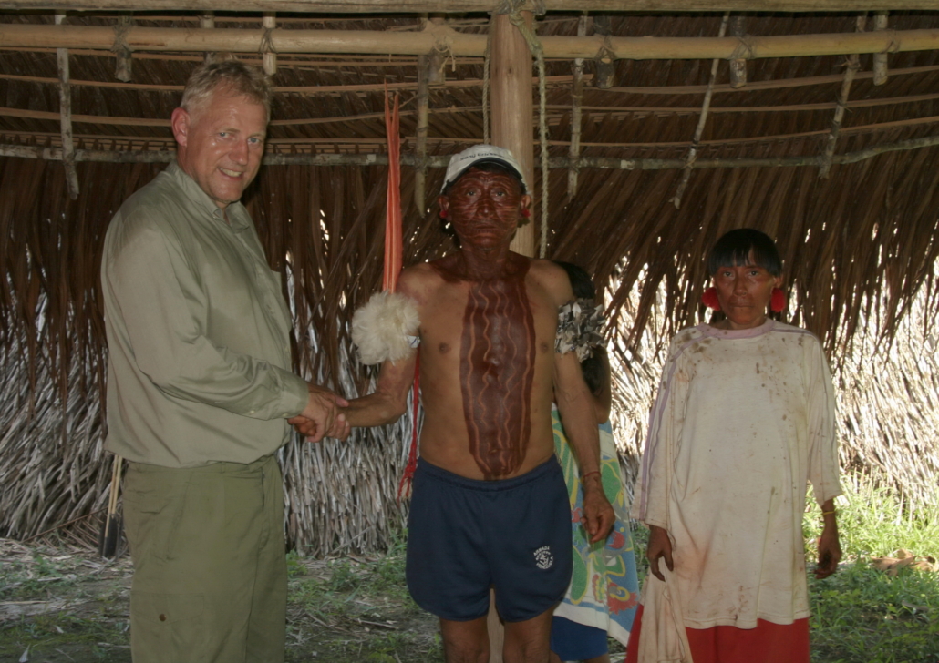 2006, I Humbolt's spor 800 km i kano besøg hos uspoleret Yanomami landsby, Kaare Vagner, 72 med Yanomami høvding og hans kone. Fotograf Steen Vagner. 2006: I Humbolt's spor 800 km i kano besøg hos uspoleret Yanomami landsby 150 km oppe ad og nær udspring af Siapa River(sideflod til Casaqui, der forbinder Amazonas og Orinoco). Kaare Vagner med Yanomami høvding og hans kone. De havde ikke haft besøg af fremmede i 2 år. Havde ikke alkohol eller skydevåben. Berømt for Yopo en slags narkotika, som de blæser op i i næsen på hinanden via lange pusterør. Lever af landbrug og fiskeri. Fotograf Steen Vagner.