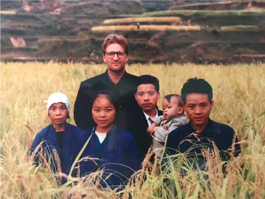 Henrik Bjørn, Dudong Township, Guangxi Province, Kina, 1992. Medlem nr. 473 Henrik Bjørn, med værtsfamilien under etnografisk feltarbejde. Foto, Henrik Bjørn (selvudløser) Henrik Bjørn Billede 1, Dudong Township, Guangxi Province, Kina, 1992. Medlem nr. 473 Henrik Bjørn, med værtsfamilien under etnografisk feltarbejde. Foto, Henrik Bjørn (selvudløser)