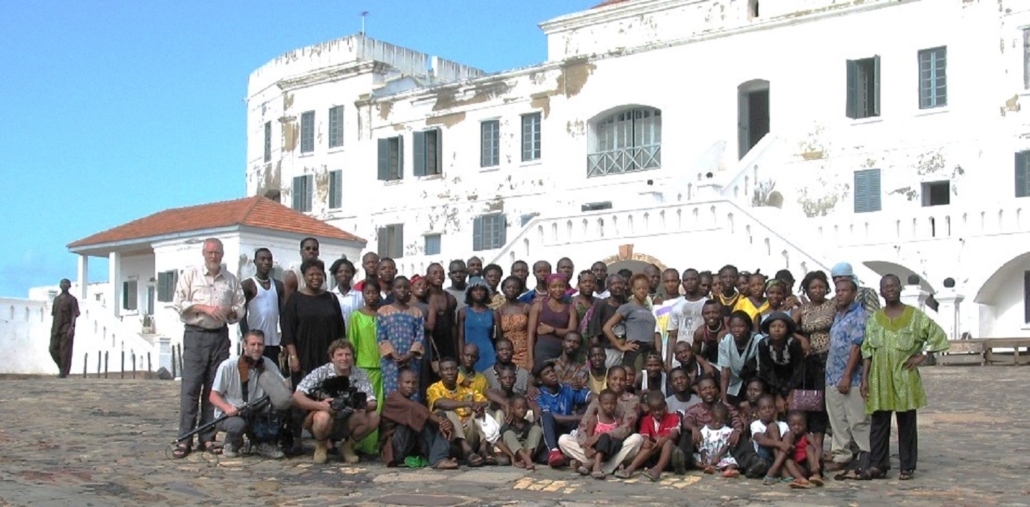 Cape Coast Castle AFL med tv-hold og teatertrup